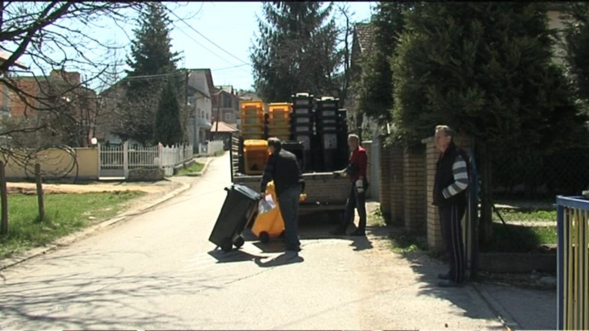 GRAĐANI PADINSKIH NASELJA OPĆINE VOGOŠĆA DOBILI KANTE ZA SELEKTIVNO ODLAGANJE OTPADA