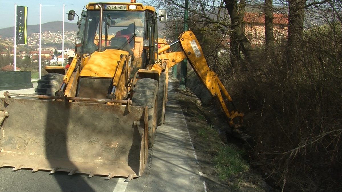 RADNICI FIRME “SARAJEVOPUTEVI” POČELI SA RADOVIMA NA ČIŠĆENJU I ODRŽAVANJU MAGISTRALNOG PUTA M-18