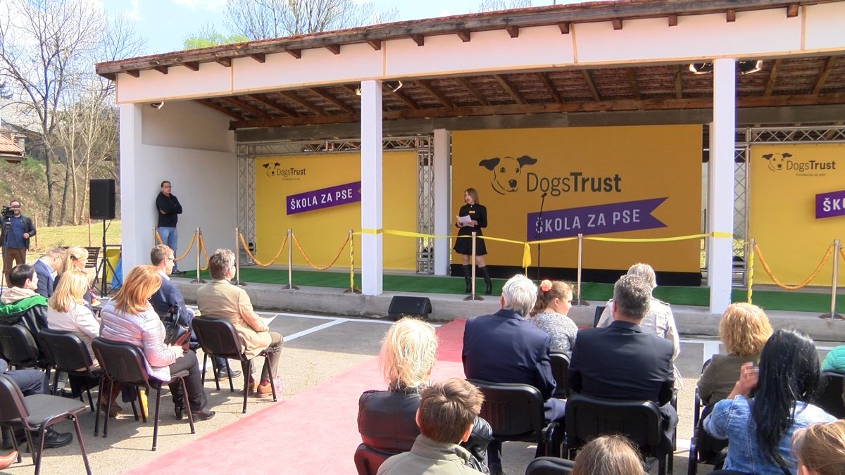 “DOGS TRUST” SVEČANO OTVORIO ŠKOLU ZA PSE U SEMIZOVCU