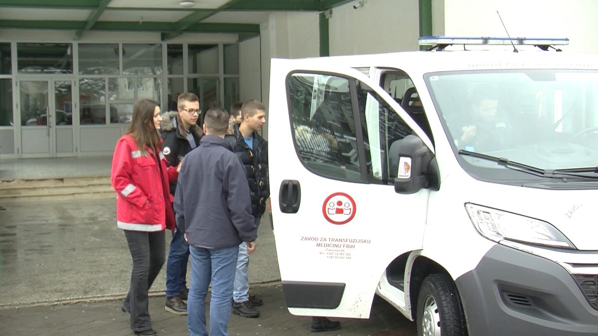 SREDNJOŠKOLCI VOGOŠĆE UČESTVOVALI U AKCIJI DOBROVOLJNOG DARIVANJA KRVI
