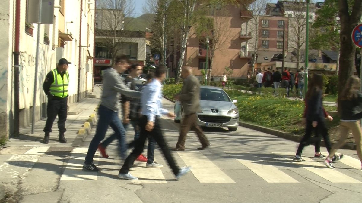 TOKOM ŠKOLSKE GODINE VOGOŠĆANSKA POLICIJA POJAČANO NADZIRE SAOBRAĆAJ OKO ŠKOLA