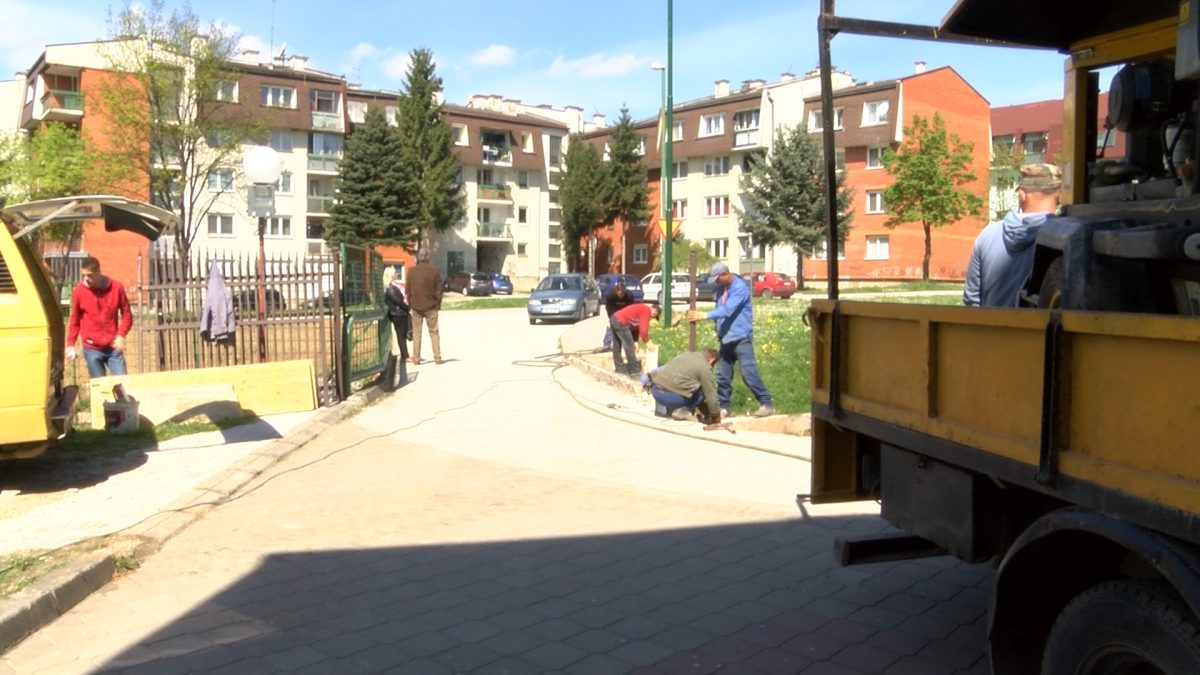 PRIVODE SE KRAJU RADOVI NA UREĐENJU DVORIŠTA SŠC VOGOŠĆA