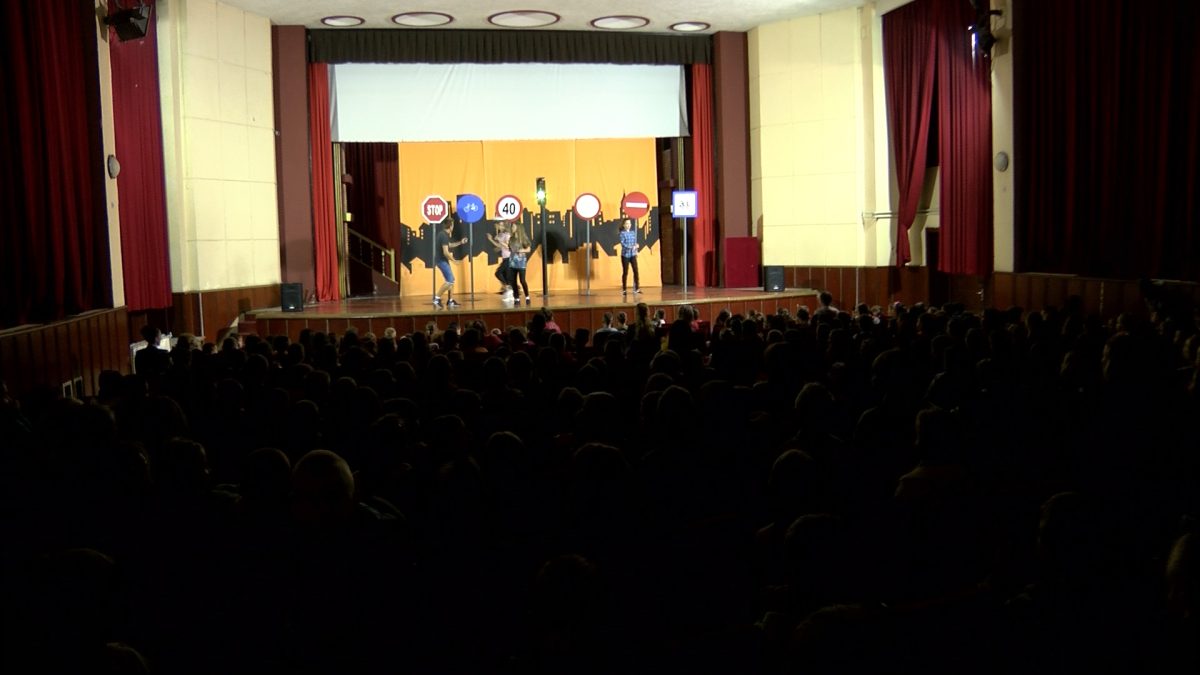 PREDSTAVU VESELA ŠKOLSKA PATROLA  POGLEDALO OKO 800 VOGOŠĆANSKIH UČENIKA