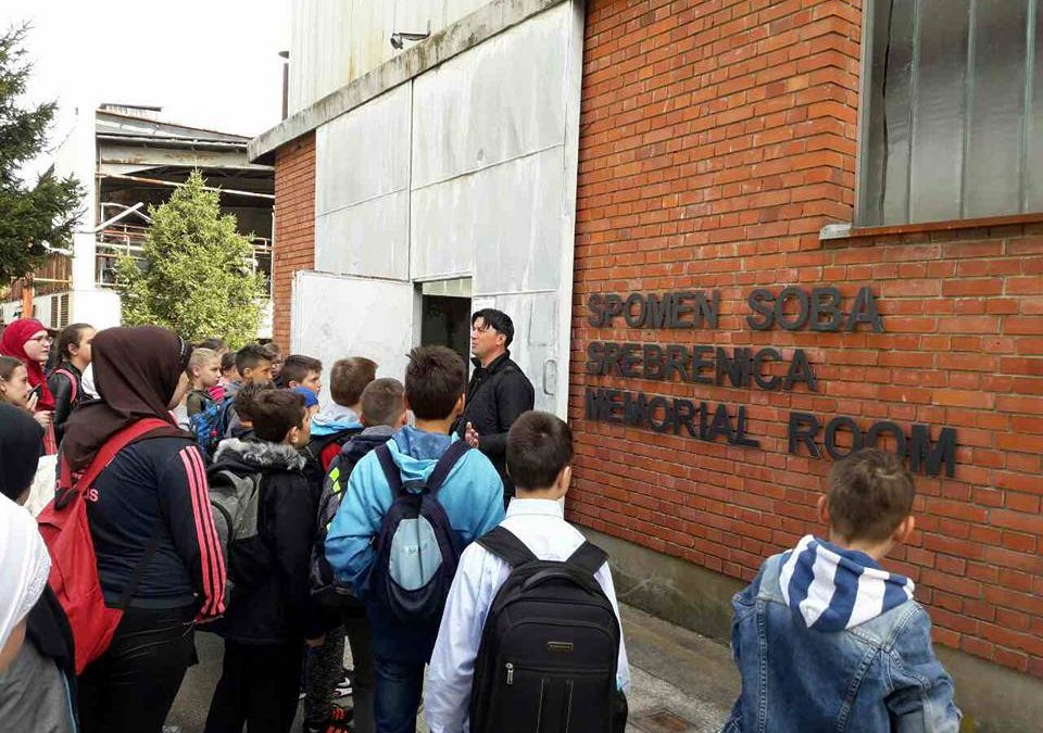 UČENICI OŠ „MIRSAD PRNJAVORAC“ POSJETILI MEMORIJALNI CENTAR SREBRENICA – POTOČARI