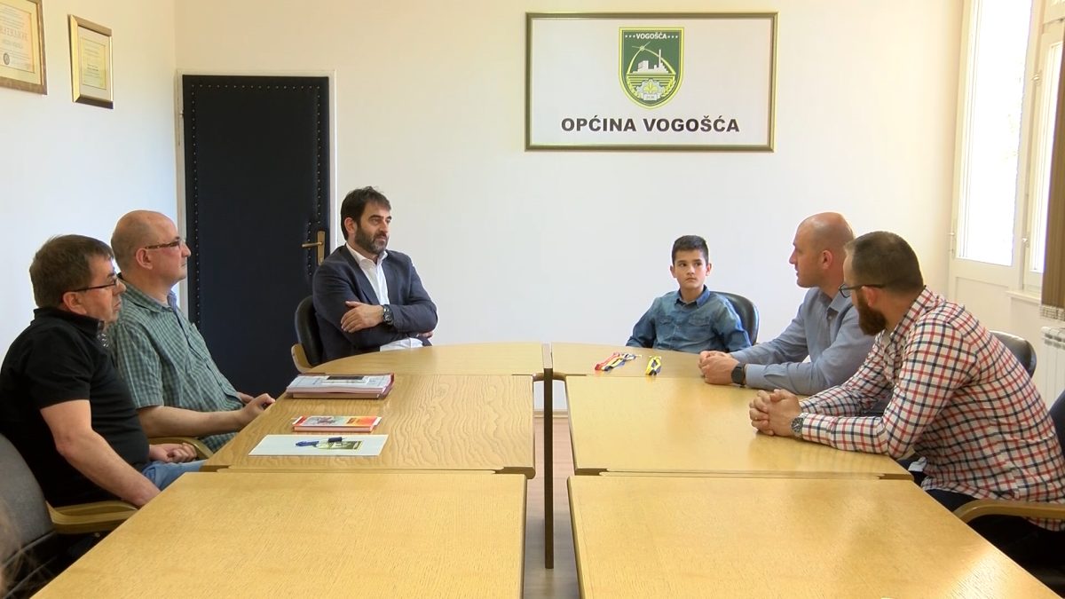 NAČELNIK OPĆINE VOGOŠĆA UPRILIČIO PRIJEM ZA VICEŠAMPIONA BALKANA U KARATEU HARUNA SMAJIĆA
