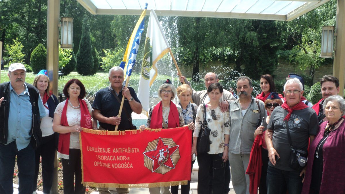 POSJETOM KUĆI CVIJEĆA NA DEDINJU, ČLANOVI VOGOŠĆANSKOG UDRUŽENJA ANTIFAŠISTA OBILJEŽILI 125 GODINA OD ROĐENJA MARŠALA TITA