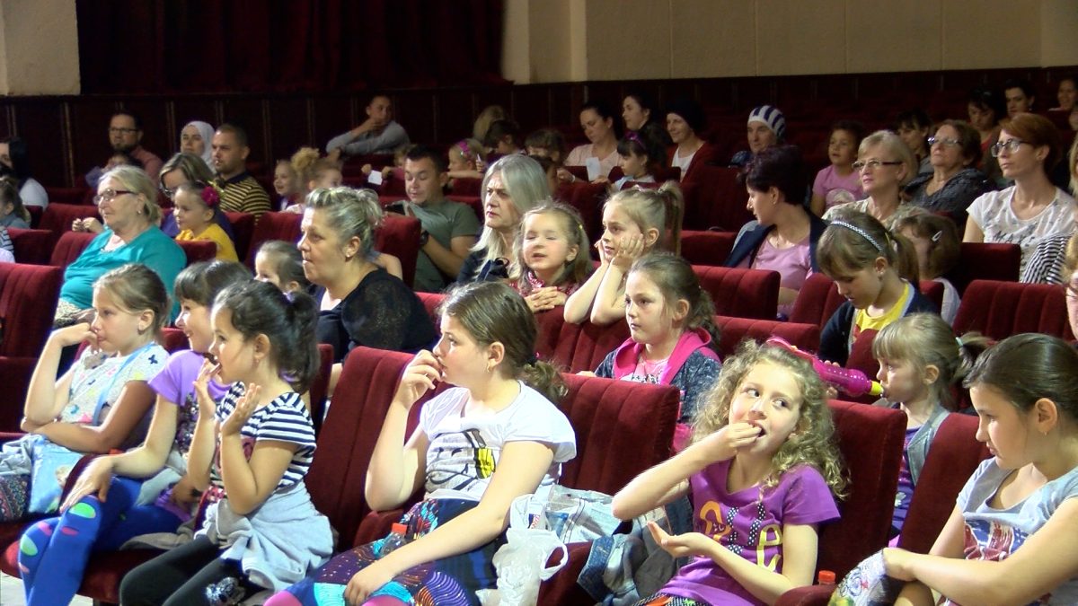 VOGOŠĆANSKI MALIŠANI UŽIVALI U HIT PREDSTAVI „ZALEĐENO KRALJEVSTVO“
