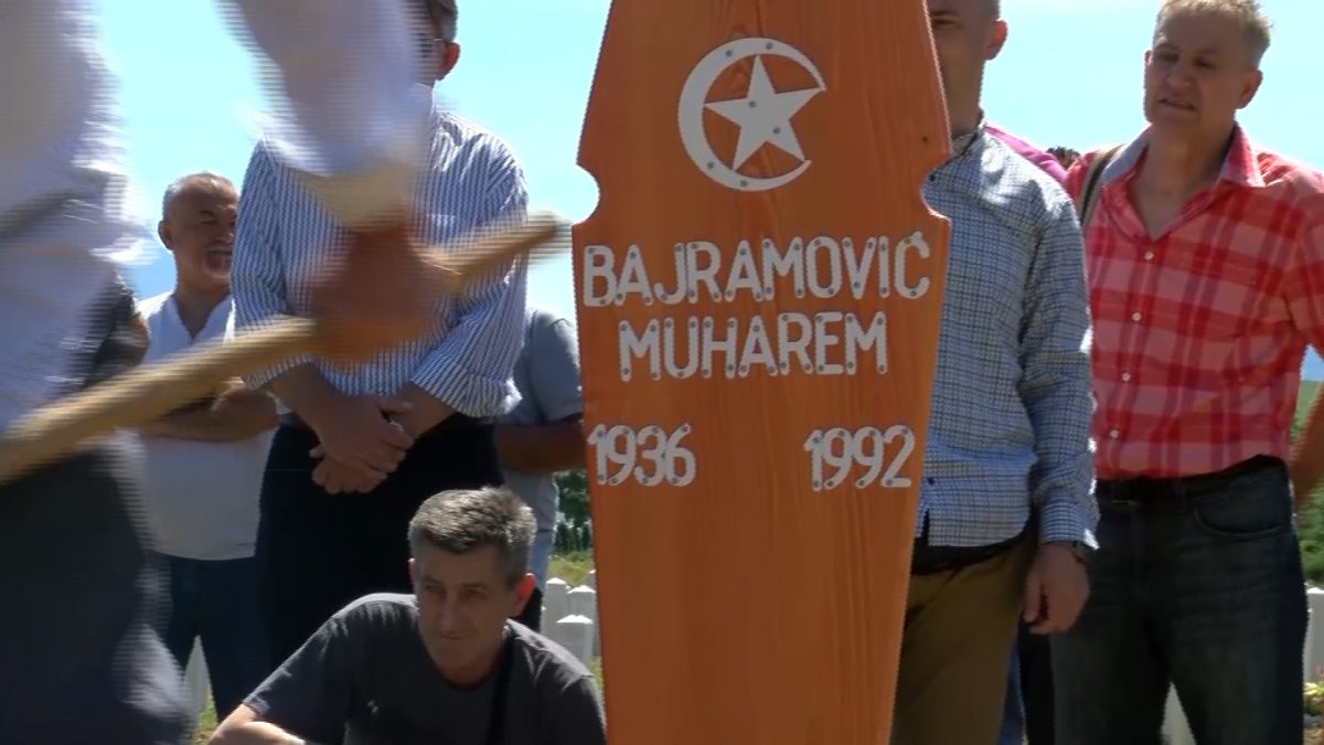 NA MEZARJU VLAKOVO KLANJANA DŽENAZA MUHAREMU BAJRAMOVIĆU