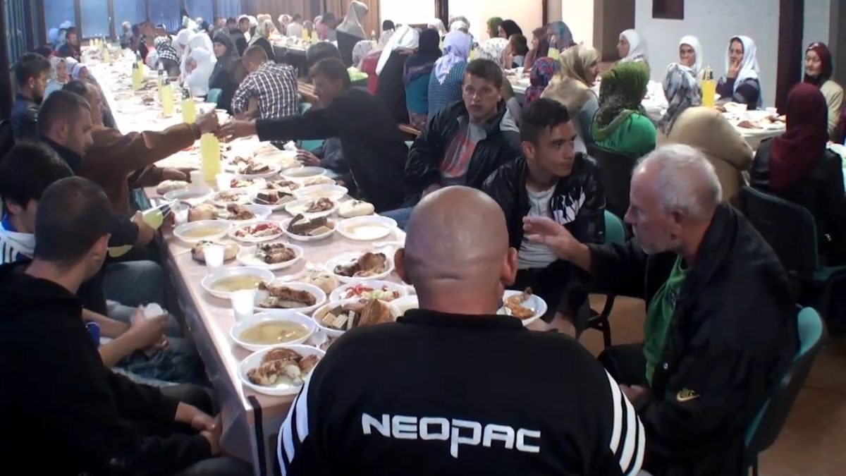 OMLADINSKO UDRUŽENJE TEMPO ORGANIZOVALO IFTAR U MEMORIJALNOM CENTRU POTOČARI