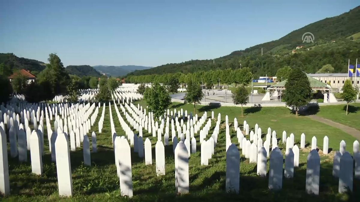 KOLONA SA POSMRTNIM OSTACIMA 70 ŽRTAVA GENOCIDA U SREBRENICI IZ GRADSKOG GROBLJA VISOKO POLAZI 9. JULA