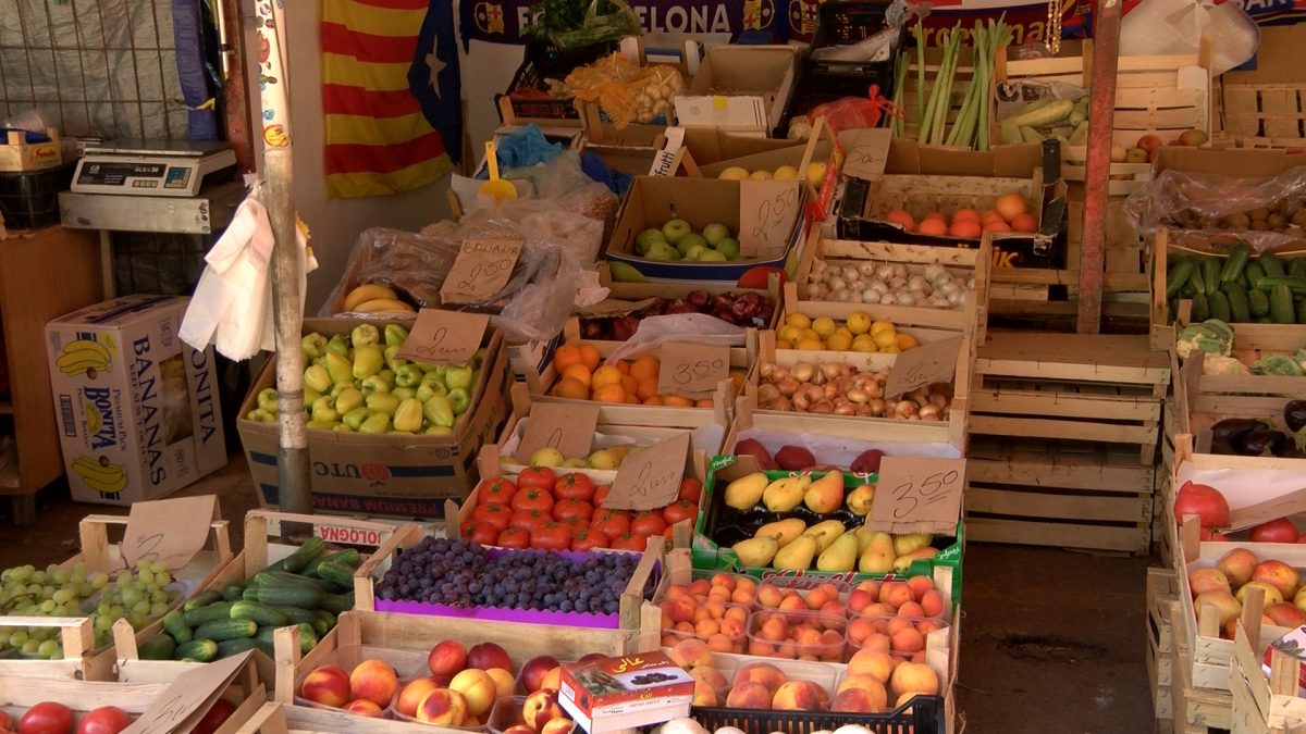 GRAĐANI NA PIJACI UGLAVNOM KUPUJU DOMAĆE VOĆE I POVRĆE
