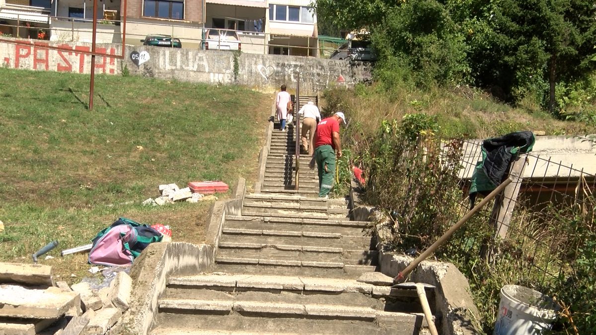 U VOGOŠĆI POČELA SANACIJA STEPENIŠTA I PJEŠAČKIH STAZA