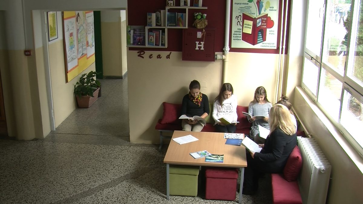 KUTAK ZA ČITANJE U OŠ “MIRSAD PRNJAVORAC” MJESTO JE GDJE UČENICI RADO PROVODE SLOBODNO VRIJEME