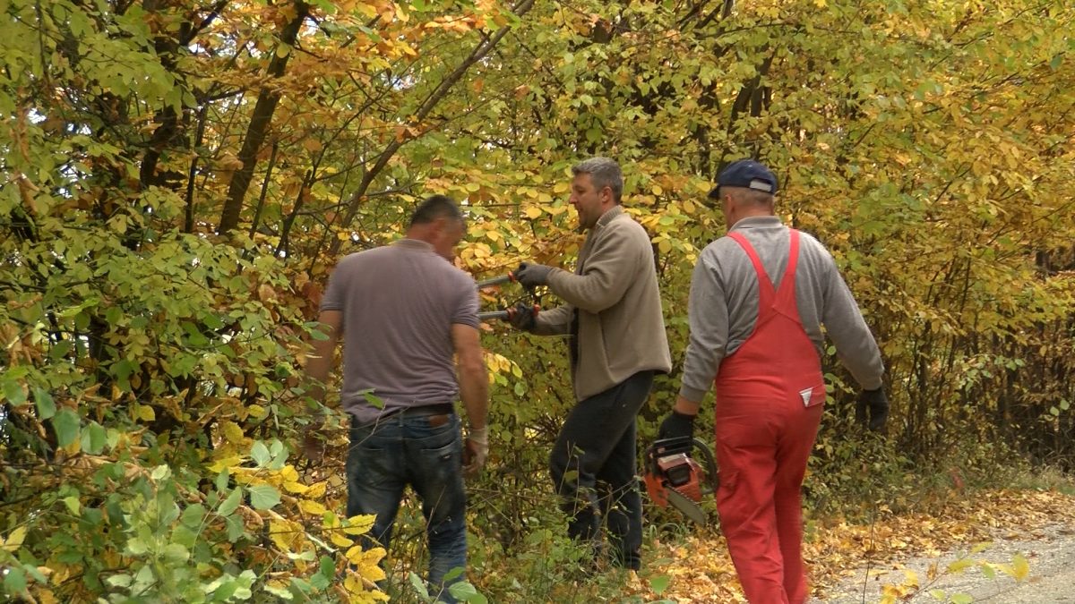 U UGLJEŠIĆIMA ORGANIZOVANA AKCIJA UREĐENJA LOKALNOG PUTA