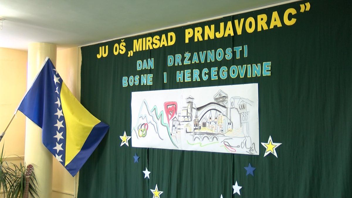 SVEČANOM AKADEMIJOM UČENICI OŠ “MIRSAD PRNJAVORAC” OBILJEŽILI DAN DRŽAVNOSTI BIH