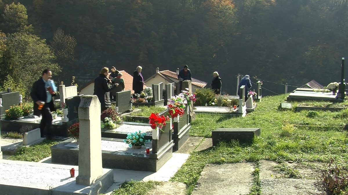 NA GROBLJU U SEMIZOVCU KATOLICI OBILJEŽILI BLAGDAN SVIH SVETIH