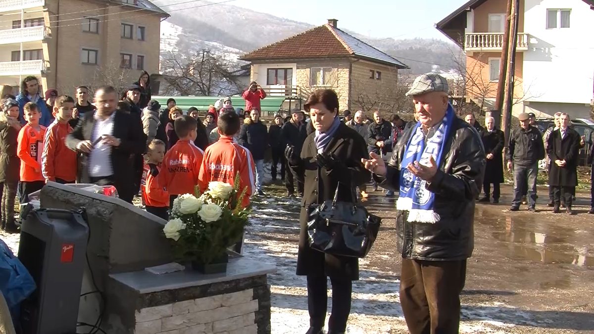 POLAGANJEM CVIJEĆA POČELA MANIFESTACIJA ŠEHIDIMA NK OZREN “11 ZLATNIH”