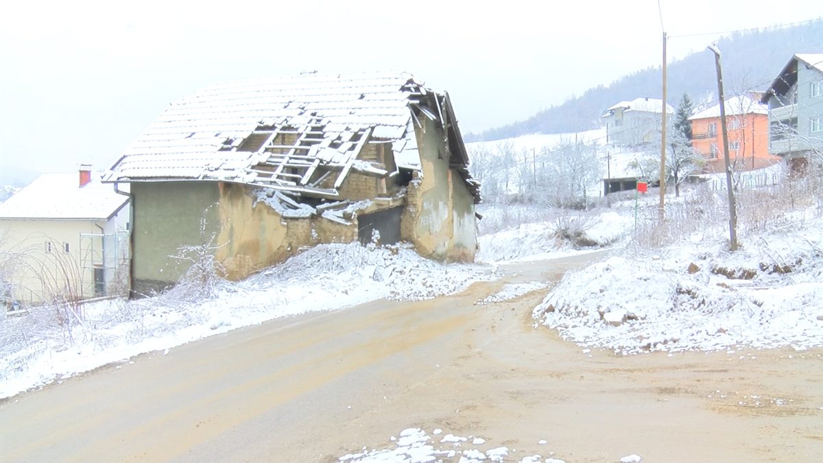 OSTACI RUŠEVINA SA STARE KUĆE U NASELJU KRIVOGLAVCI OBRUŠILI SE NA LOKALNI PUT – PRIPADNICI CIVILNE ZAŠTITE INTERVENISALI NA TERENU