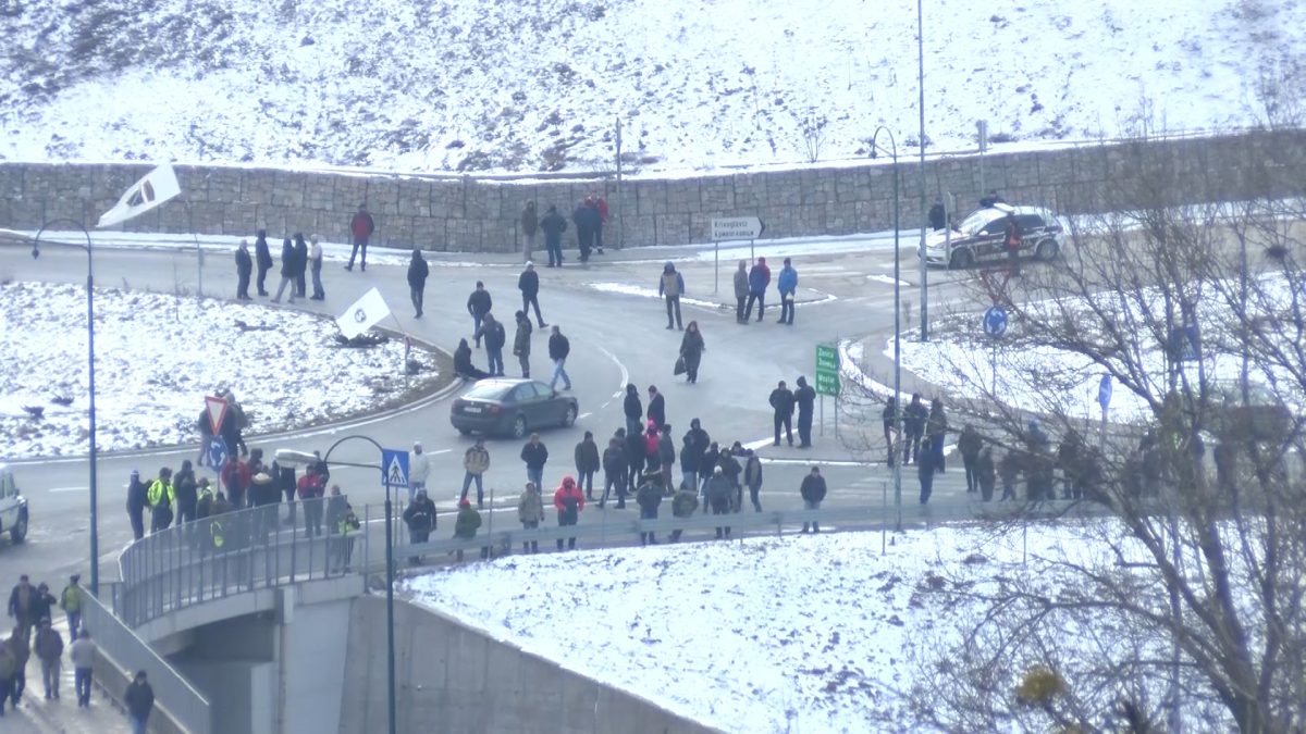 REAKCIJE NA JUČERAŠNJE PROTESTE RAZLIČITE