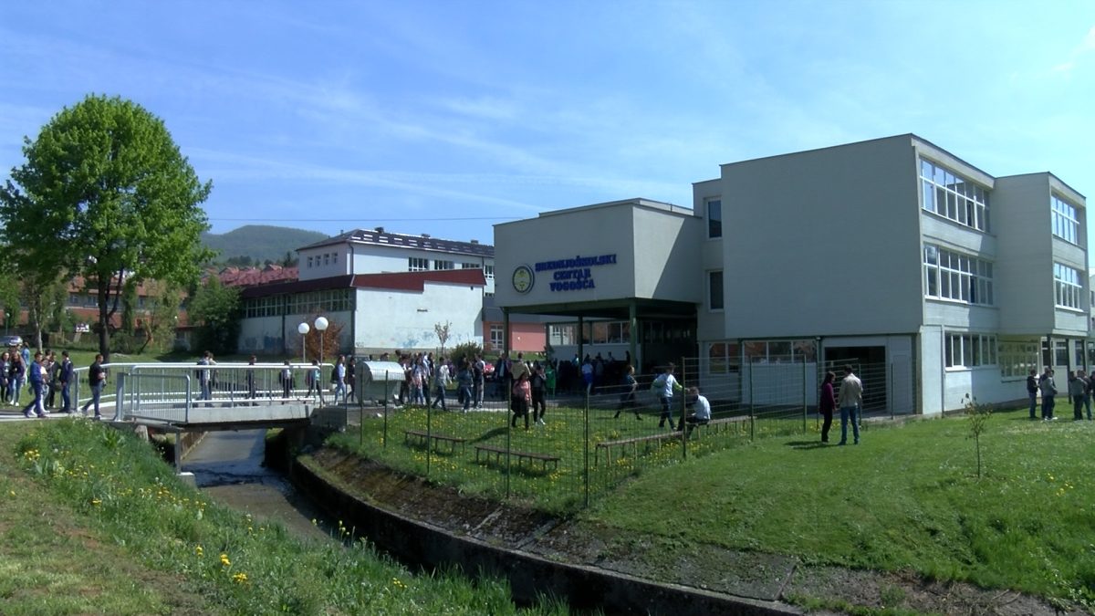 VIŠE OD 200 UČENIKA SREDNJOŠKOLSKOG CENTRA VOGOŠĆA UZELI UČEŠĆE U AKCIJI “ČISTA I LIJEPA VOGOŠĆA”