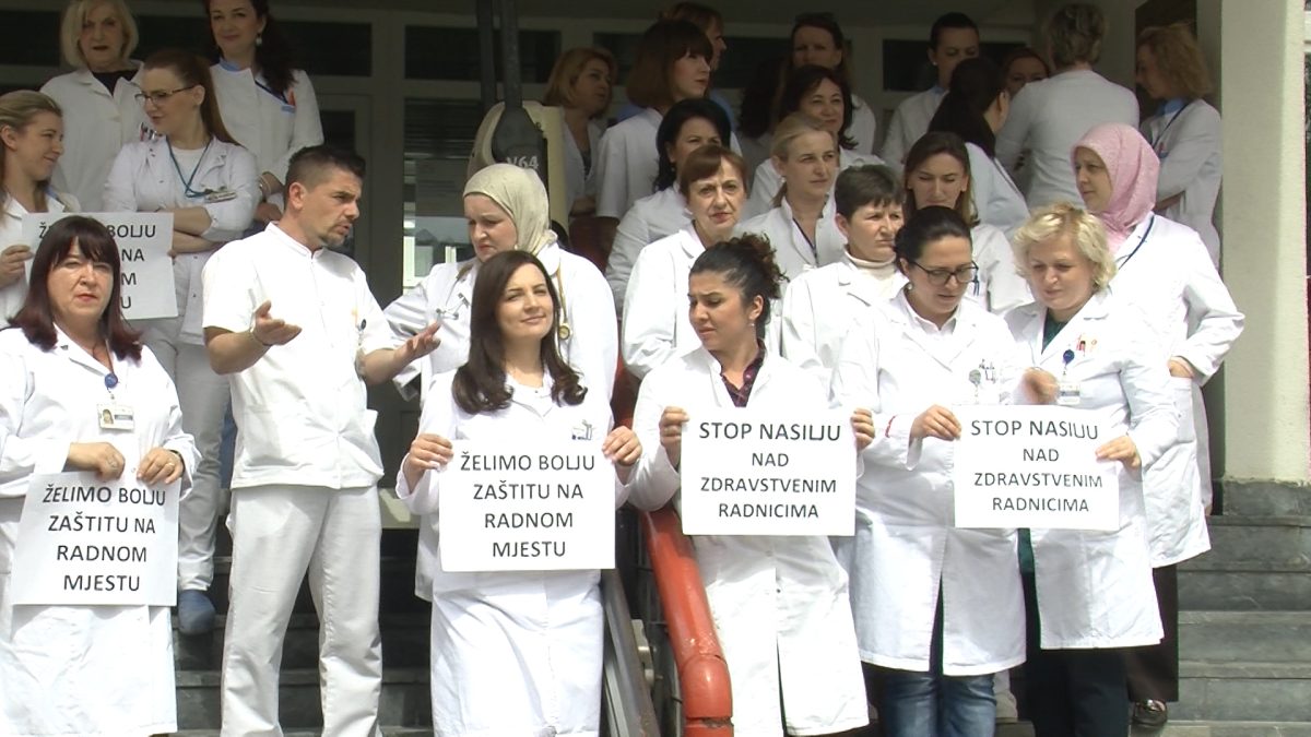 UPOSLENICI DOMA ZDRAVLJA VOGOŠĆA PORUČILI “STOP NASILJU NAD ZDRAVSTVENIM RADNICIMA”