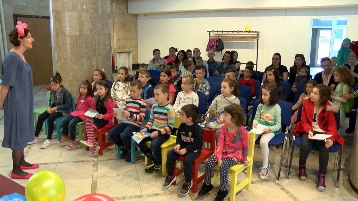 “PRIČALICE” DONIRALE KNJIGE I SLIKOVNICE BIBLIOTECI