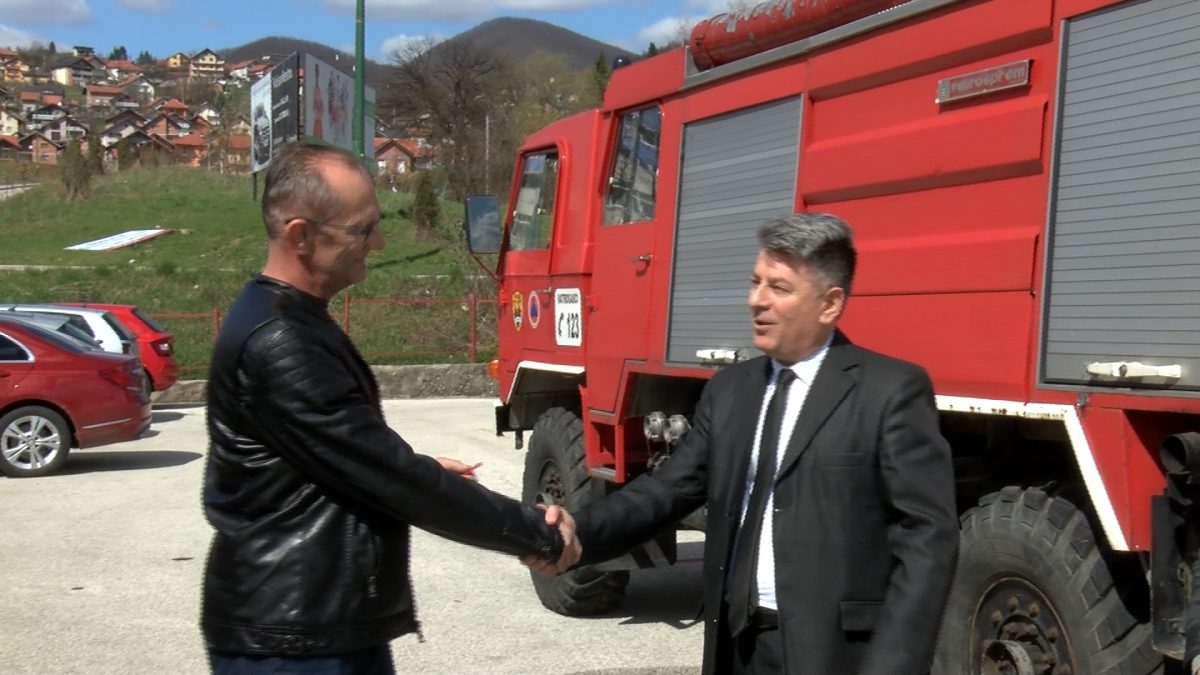 VATROGASNOM DRUŠTVU VOGOŠĆA URUČENO VOZILO ZA GAŠENJE POŽARA