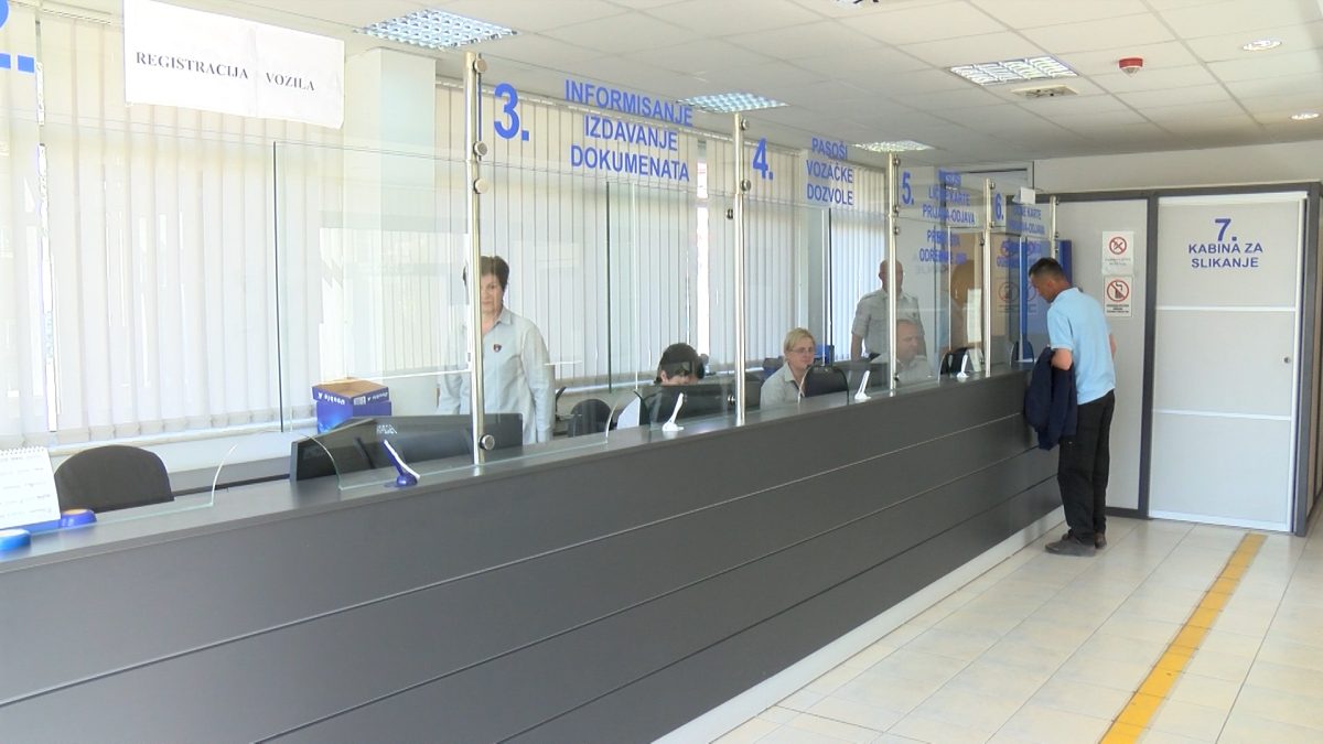 PUNOLJETNI GRAĐANI MORAJU IMATI LIČNU KARTU