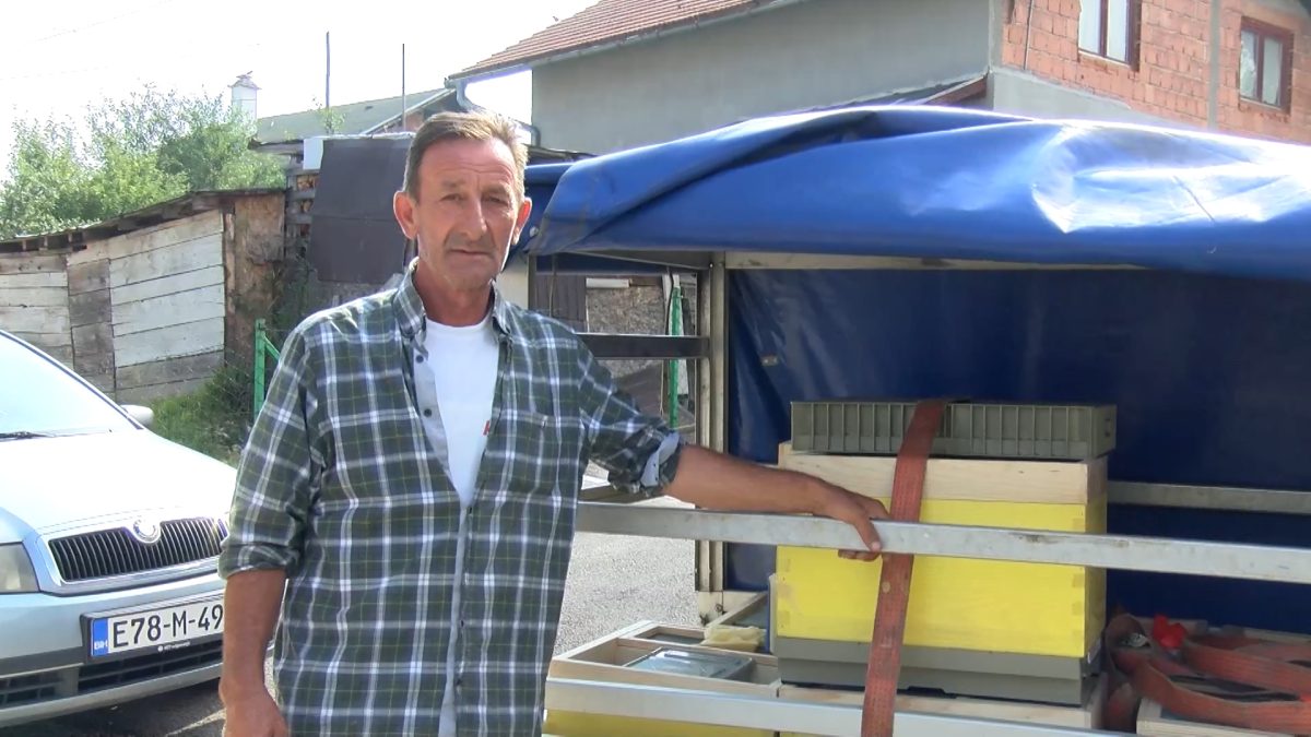 BUDUĆIM PČELARIMA PODIJELJENE KOŠNICE SA ROJEVIMA I DODATNA OPREMA