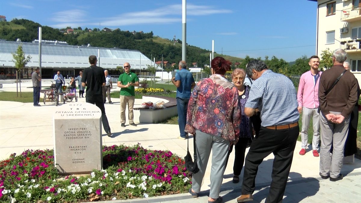PREDSTAVNICI UBNOR-a VOGOŠĆA, DF-a I SDP-a POLOŽILI CVIJEĆE NA TRGU ŽRTAVA SREBRENICE