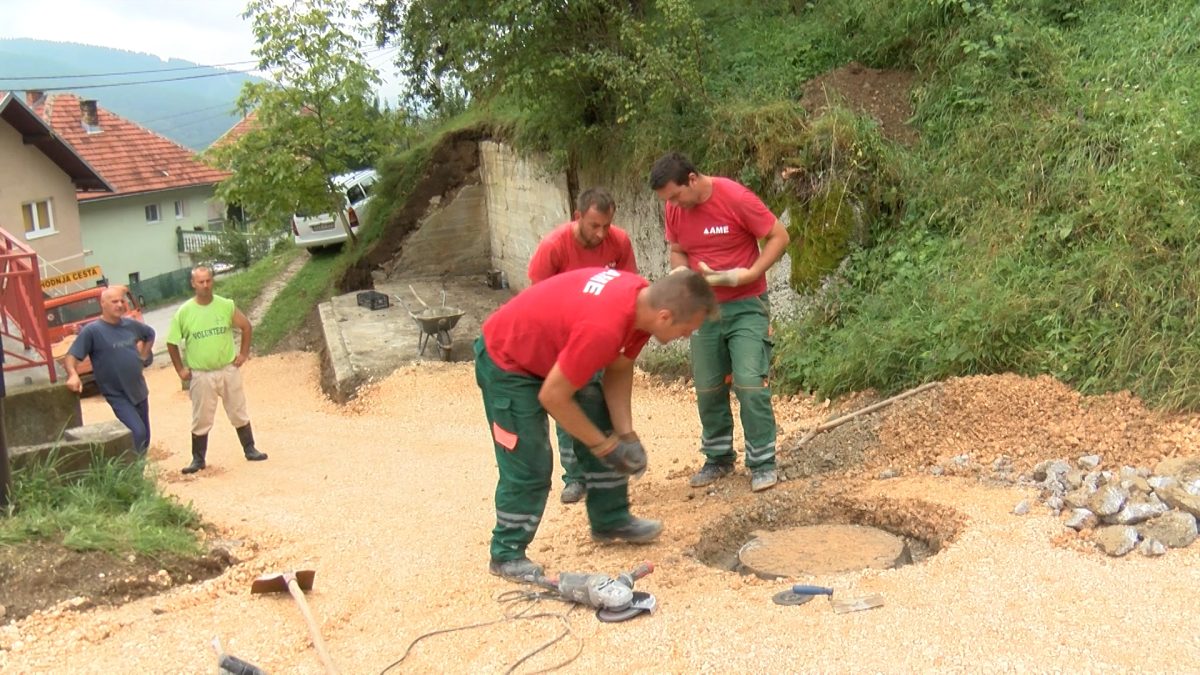 U TIHOVIĆIMA POČELA SANACIJA LOKALNIH  PUTEVA