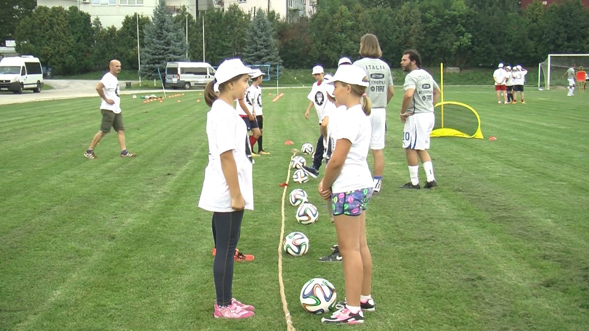 ITALIJANSKI SPORTISTI VOGOŠĆANSKOJ DJECI PRIREDILI ZABAVAN DAN ZA PAMĆENJE – “FUDBAL NEMA GRANICA”