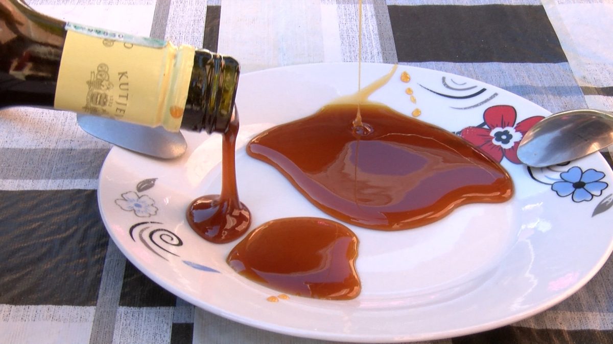 ZBOG SVOJIH PRIRODNIH I ZDRAVIH SASTOJAKA DOMAĆI PEKMEZI I BESTILJI SENADA KATANE RADO VIĐENI NA STOLOVIMA KUPACA