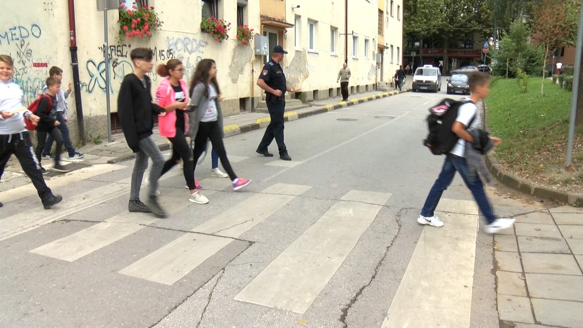POČETKOM NOVE ŠKOLSKE GODINE POJAČANE POLICIJSKE PATROLE U BLIZINI ŠKOLA