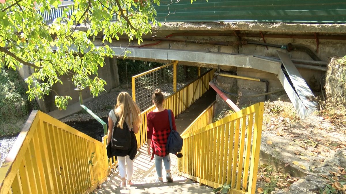 UČENICI OŠ “PORODICE EF. RAMIĆ” KORISTE POTHODNIK IAKO ON NIJE U NAJBOLJEM STANJU
