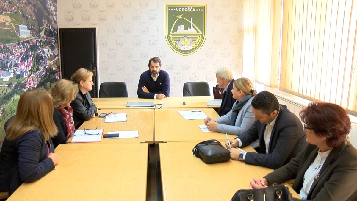 NAČELNIK UGOSTIO DIREKTORE VOGOŠĆANSKIH OSNOVNIH ŠKOLA