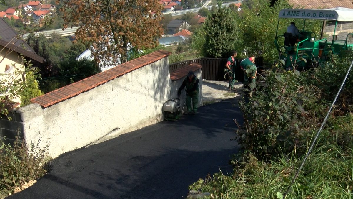 POČELO ASFALTIRANJE LOKALNOG PUTA U NASELJU RAVNE U MZ SVRAKE