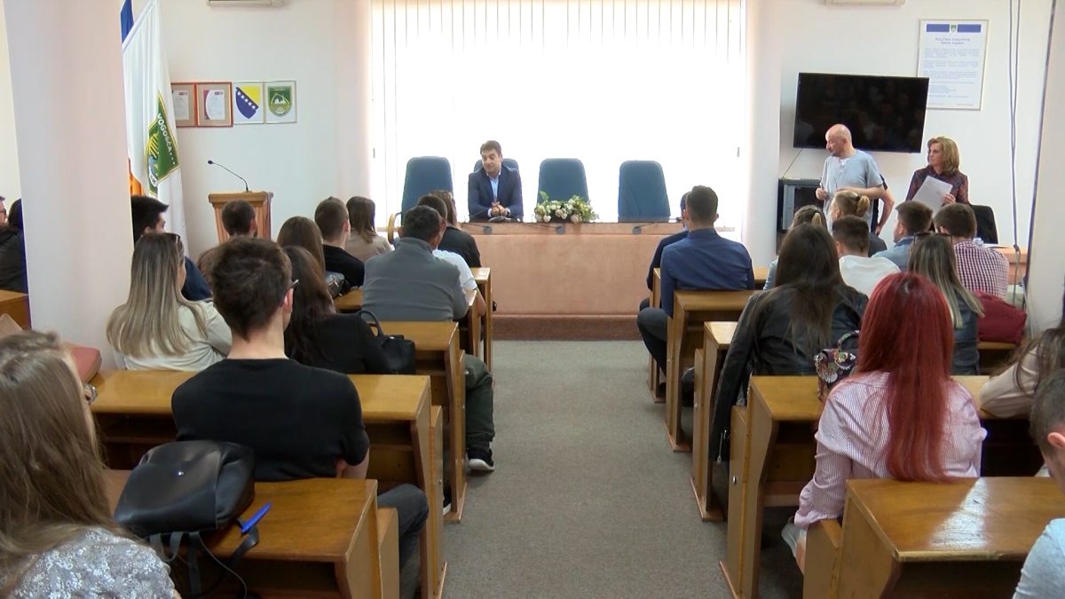 KONKURS ZA STIPENDIRANJE UČENIKA I STUDENATA U ŠKOLSKOJ/AKADEMSKOJ 2018/2019.GODINI U OPĆINI VOGOŠĆA
