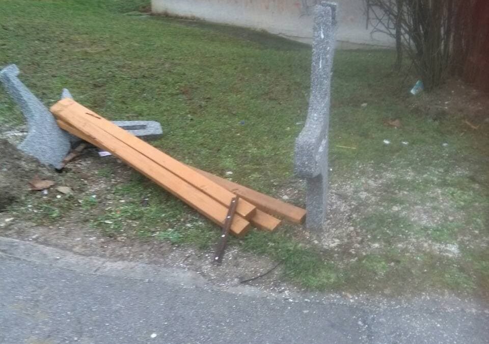 NEPOZNATI VANDALI UNIŠTILI KLUPU