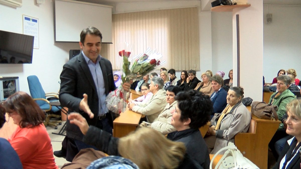 NAČELNIK OPĆINE VOGOŠĆA EDIN SMAJIĆ UPRILIČIO DRUŽENJE SA VOGOŠĆANSKIM HEROINAMA