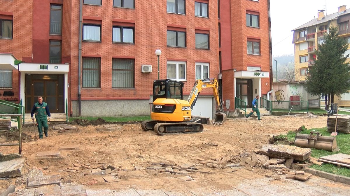 POČELI RADOVI NA SANACIJI PLATOA U ULICI BRAĆE KRŠO