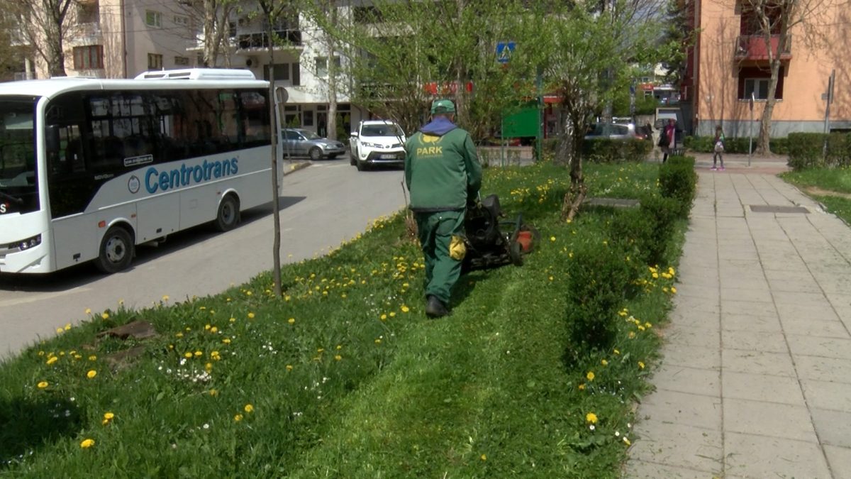 RADNICI PREDUZEĆA “PARK” OBAVLJAJU REDOVNE PROLJETNE POSLOVE