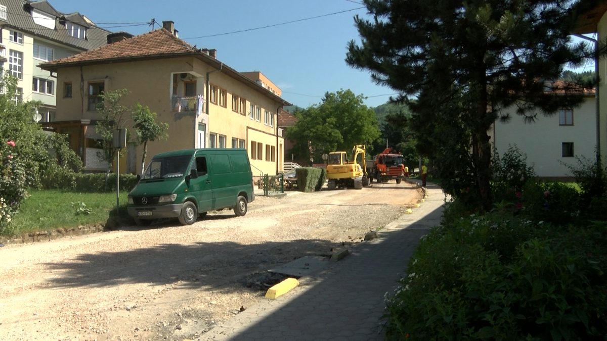 RADOVI NA REKONSTRUKCIJI DIJELA ULICE VOGOŠĆANSKIH ODREDA IZVODE SE PLANIRANOM DINAMIKOM