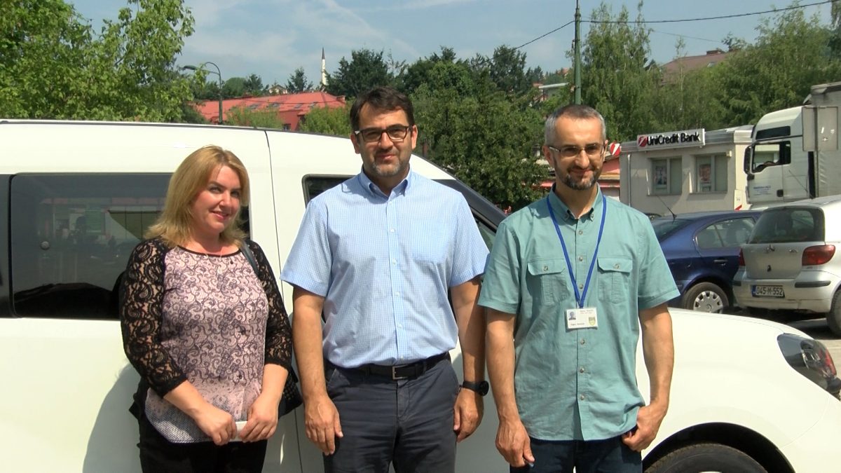 NAČELNIK OPĆINE VOGOŠĆA EDIN SMAJIĆ URUČIO KLJUČEVE NOVOG TERETNOG VOZILA SEKRETARU CRVENOG KRIŽA AJŠI ABAZOVSKI