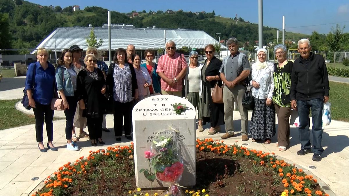 ČLANOVI UDRUŽENJA ABNOR, SDP i DF POLOŽILI CVIJEĆE NA TRGU ŽRTAVA GENOCIDA U SREBRENICI