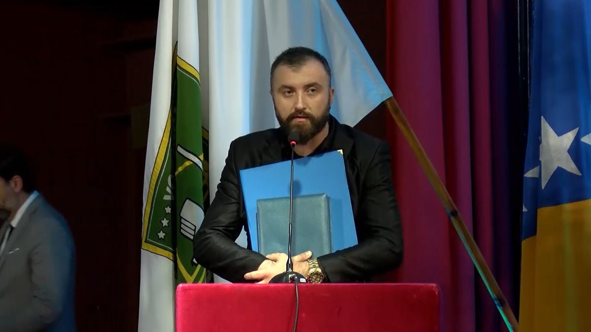 FARUK DURAN DOBITNIK PLAKETE OPĆINE VOGOŠĆA ZA HUMANISTU GODINE