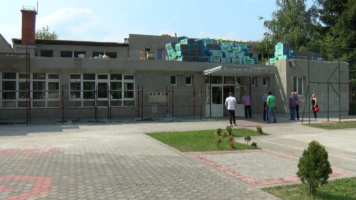 MINISTAR DAMIR FILIPOVIĆ POSJETIO OŠ “PORODICE EF. RAMIĆ” I OBIŠAO RADOVE NA UTOPLJAVANJU OBJEKTA