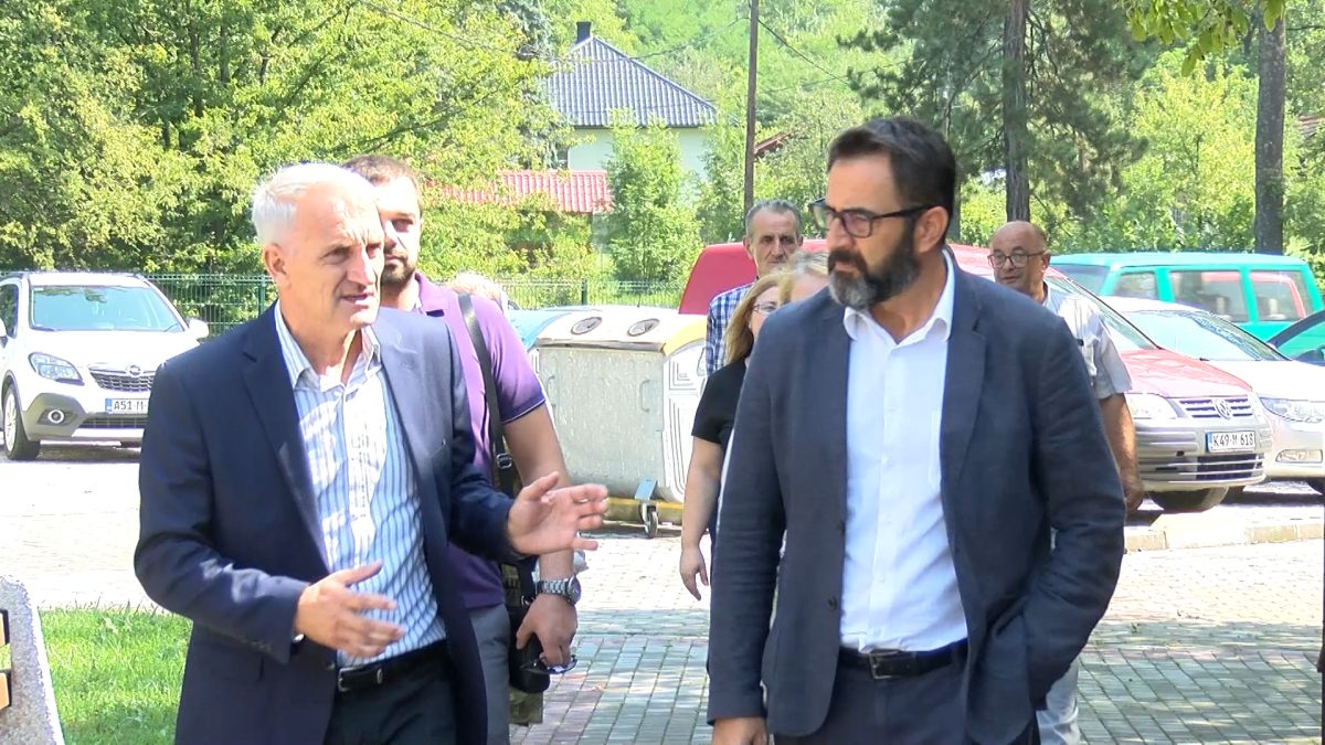 NAČELNIK EDIN SMAJIĆ SA SARADNICIMA OBIŠAO RADOVE NA UTOPLJAVANJU OBJEKTA  OŠ “PORODICE EF. RAMIĆ”