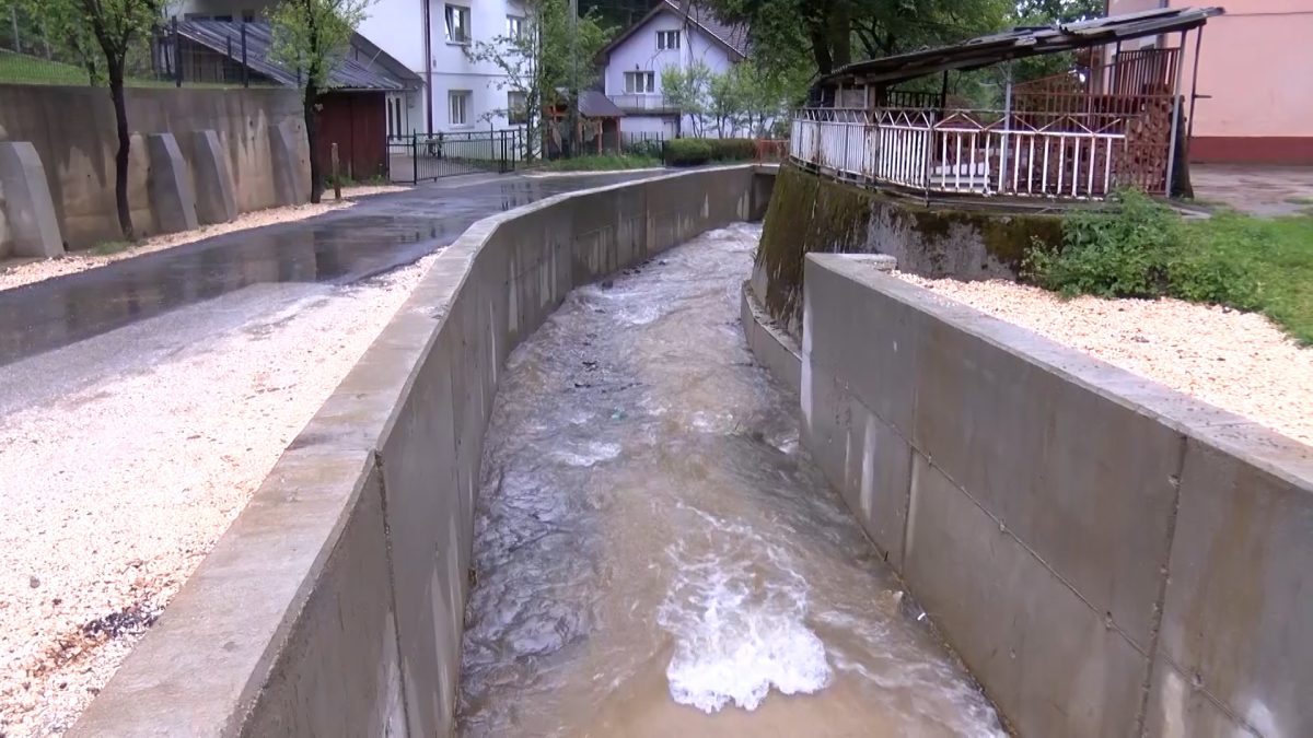 JAKA KIŠA PRAĆENA GRMLJAVINOM NIJE PROUZROKOVALA MATERIJALNU ŠTETU U VOGOŠĆI