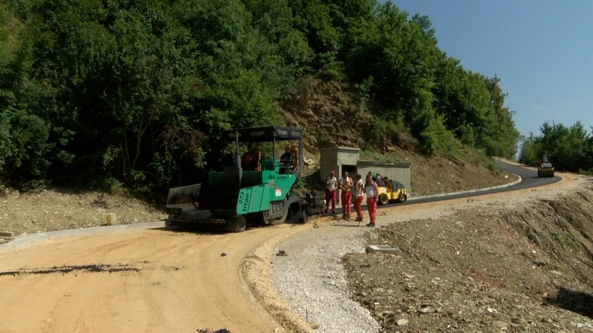 POČELO ASFALTIRANJE ŠUMSKOG PUTA PREMA MOTKI
